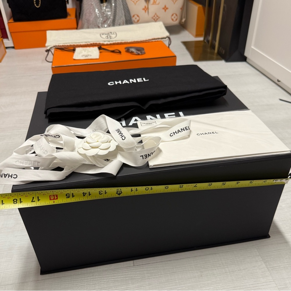 CHANEL large box,dust bag,ribbon,camellia,care booklet & tissue paper - Picture 2 of 11